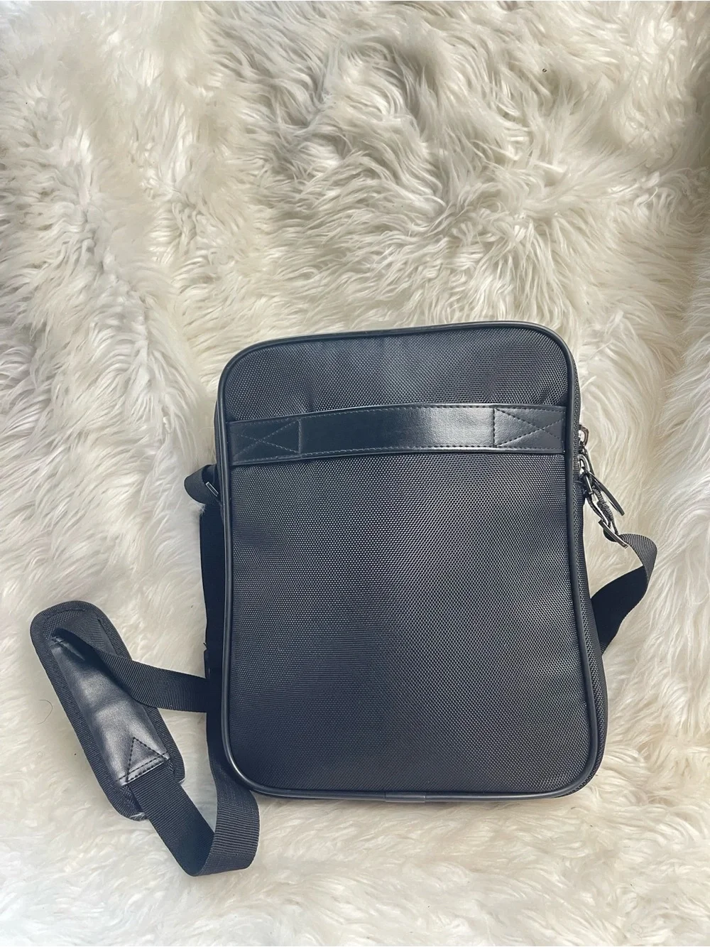 Kenneth Cole Reaction Black Leather Messenger Crossbody